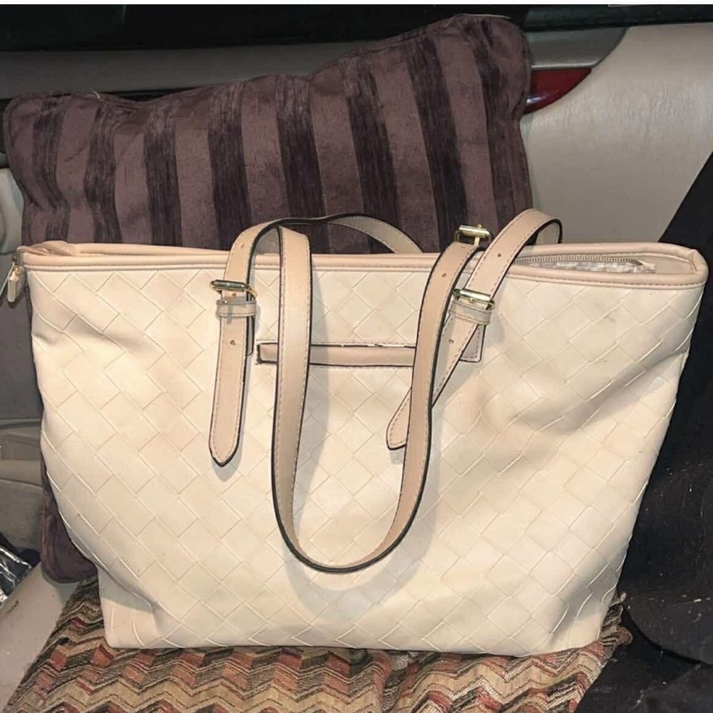 🤎 SOLD on MARKETPLACE🤎 
      London Fog’ Cream Woven Tote Bag